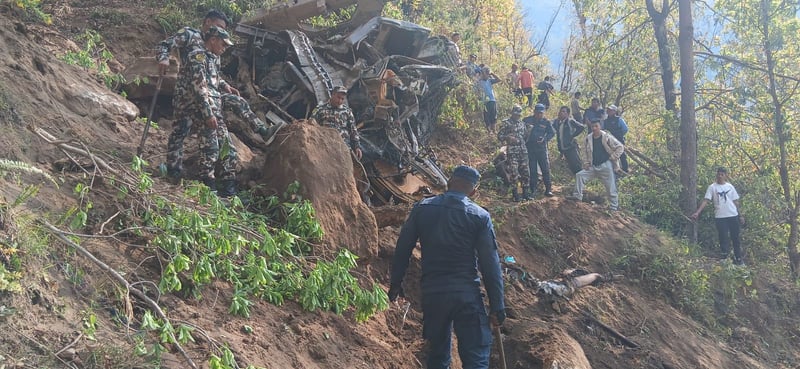 पहिरोमा पुरिएर एकजनाको मृत्यु, स्काभेटर चालक बेपत्ता