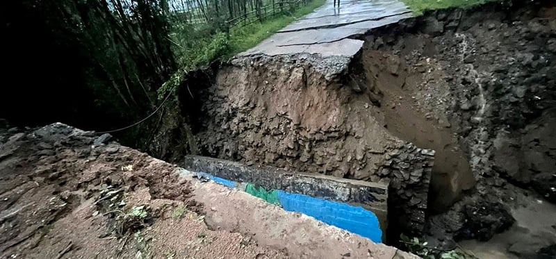 वर्षाका कारण सडक अवरुद्ध, विद्युत् सेवा प्रभावित