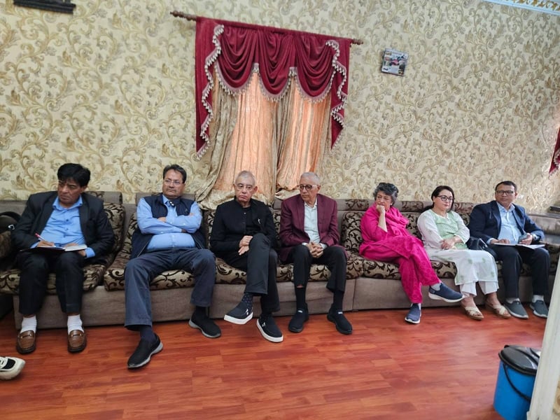 देश र पार्टीको अवस्था’bout डा. कोइरालाद्वारा बुद्धिजीवीसँग छलफल