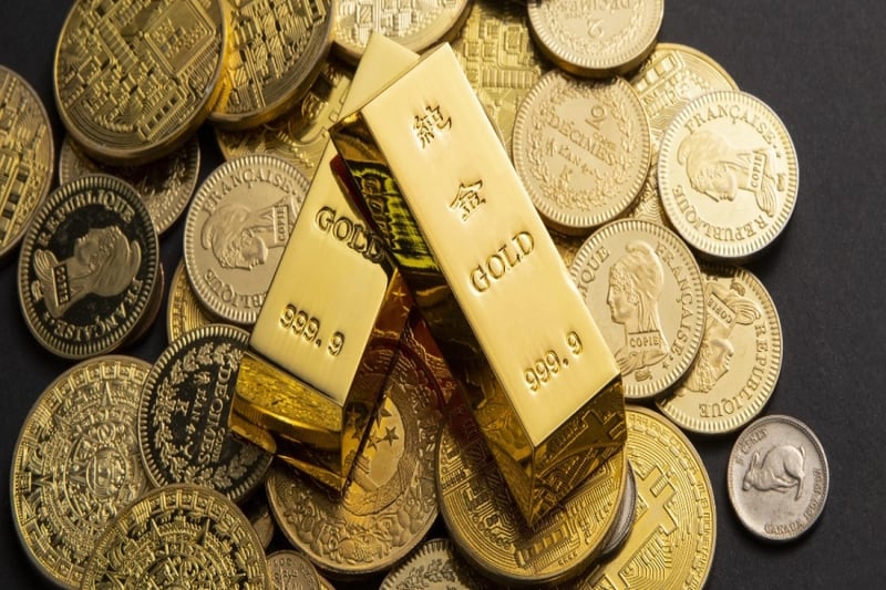 Gold and silver prices decline