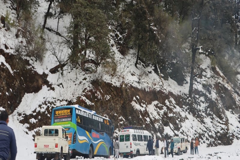 Heavy snowfall obstructs Mid-Hill Highway