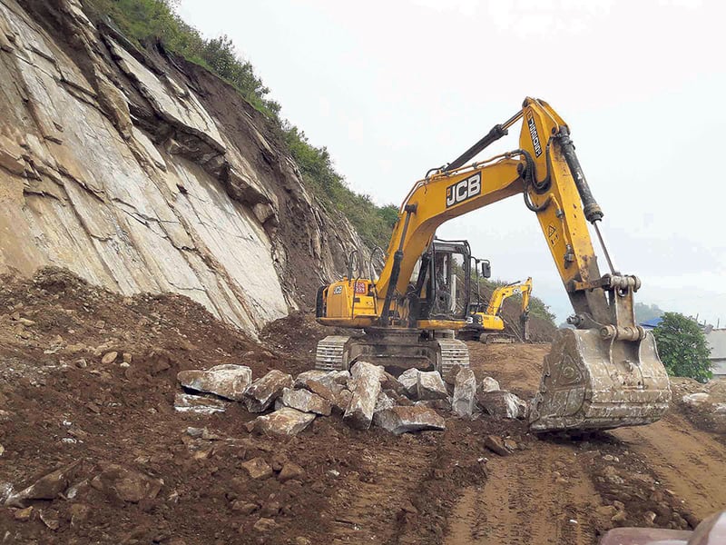 Heavy snowfall obstructs Mid-Hill Highway