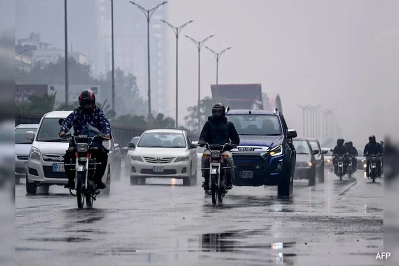 Rain and strong winds kill 18 in Pakistan's Karachi