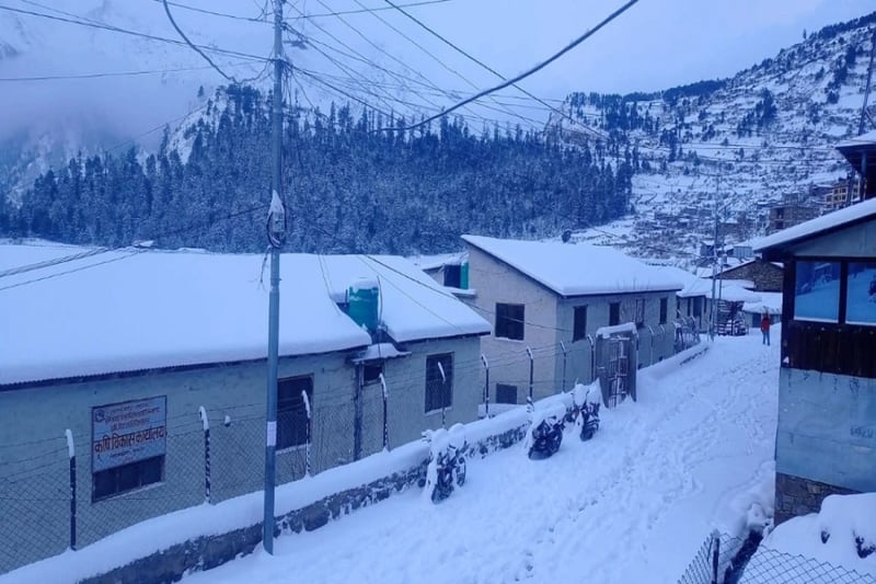 Mid-Hill Highway obstructed due to snowfall