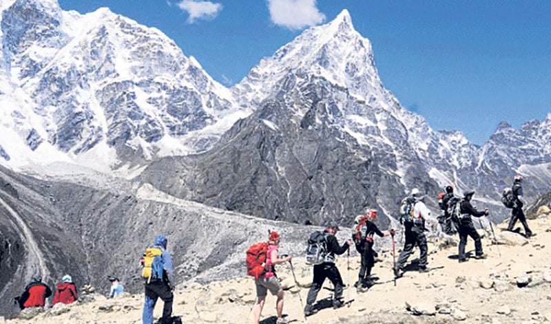 Heavy snowfall halts trekking