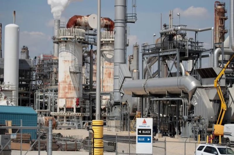 Reviving Venezuela's oil industry: windfall or high-stakes gamble?