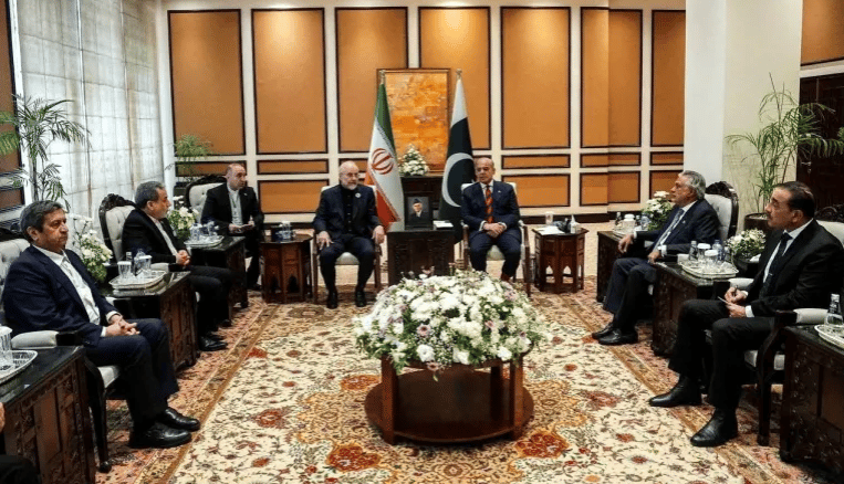 Pakistan PM Sharif heads to Saudi Arabia for official visit