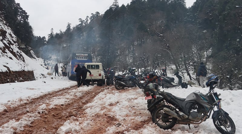 Mid Hill Highway obstructed due to snowfall