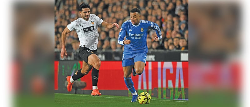 Real Madrid stay on Barca's tail