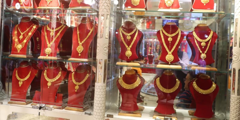 Gold price increases, silver holds steady