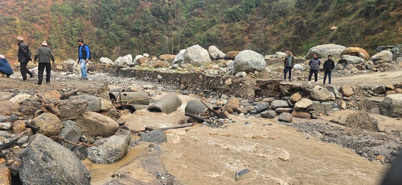 Flood sweeps away diversion built on Pheme river, commuting disrupted