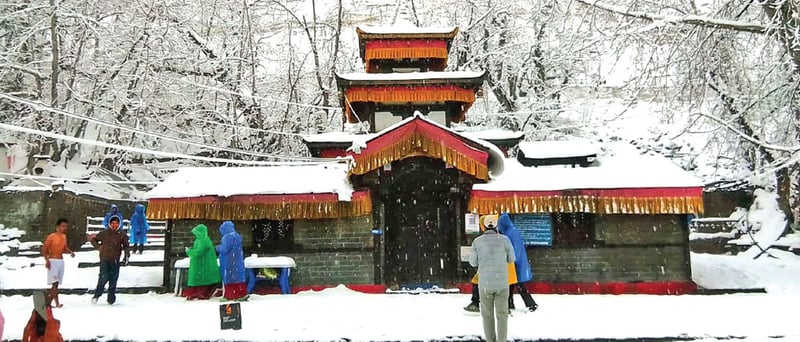 Snowfall disrupts life in Mustang