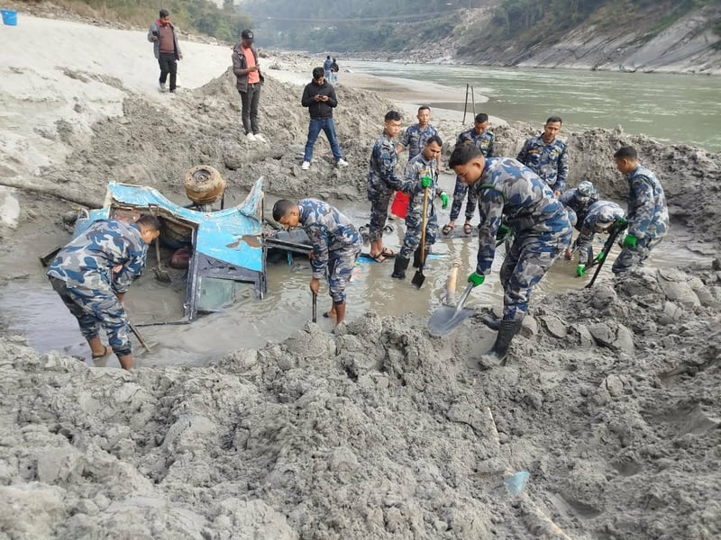डेढ वर्षपछि त्रिशूली नदीमा बालुवाले पुरिएको अवस्थामा भेटियो गणपति डिलक्सको गाडी