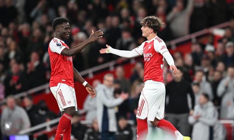 आर्सनल उपाधितर्फ, म्यानचेस्टर सिटीलाई धक्का