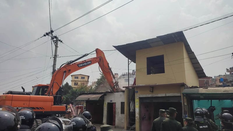 सिनामंगलको सुकुम्बासी बस्तीमा चल्यो डोजर