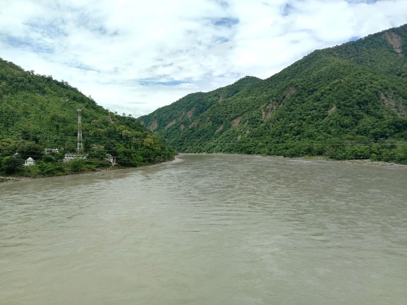 कर्णाली नदीमा डुंगा पल्टिँदा बाबुछोरा बेपत्ता