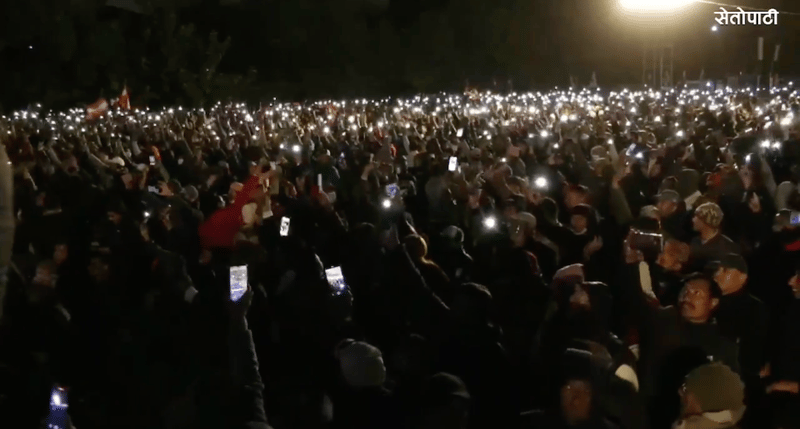 विशेष महाधिवेशनलाई समर्थन गर्दै हात हातमा बालियो मोबाइलको प्रकाश