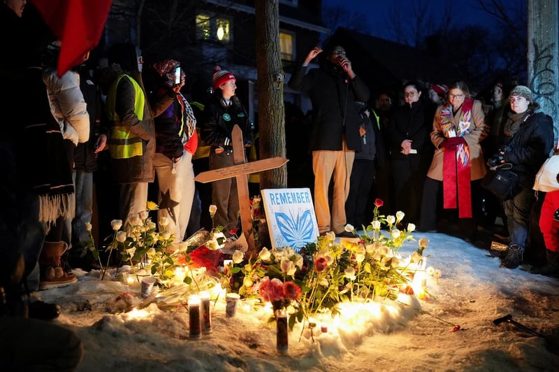 अमेरिकी अध्यागमन अधिकारीको गोलीबाट मारिएकी महिला ३ सन्तानकी आमा र कवि थिइन्