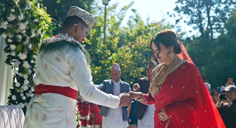 गायिका सुनिता दुलालले ल्याइन् वेडिङ सङ 'शिरको बाटो हुँदै' (भिडिओ)