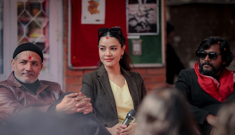 'द ब्लु लाइट' बारे के भन्छन् कलाकारहरू?