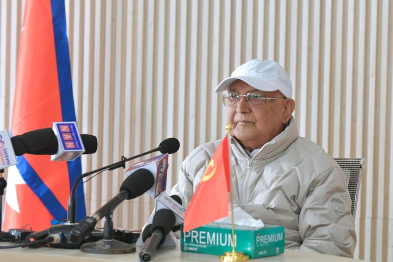 अप्ठ्यारोमा परेका बेला पार्टीभित्र समस्या सिर्जना गर्न खोज्नु उपयुक्त होइन–केपी ओली