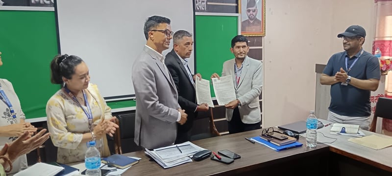 राहदानी लगायत भौतिक सेवा घरमै पुर्याउन काभ्रे जिल्ला प्रशासनले हुलाकसँग गर्यो सम्झौता