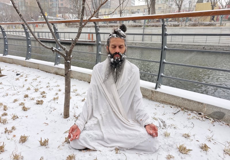 बेइजिङको हिउँमा ध्यान गरेर चर्चित भएका नेपाली युवा, को हुन् उनी?