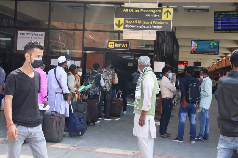 खाडी जान लागेका कामदारहरू भन्छन्- साथीहरूले नआऊ भन्छन्, नजाऊ जागिर खोसिने डर छ