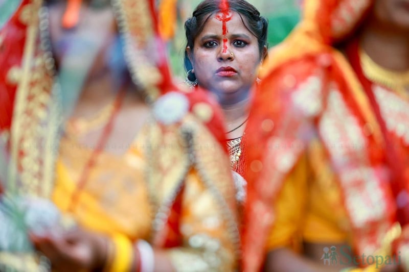 मिथिलामा आज अस्ताउँदो सूर्यलाई अर्घ दिँदै चैती छठ पर्व मनाइँदै