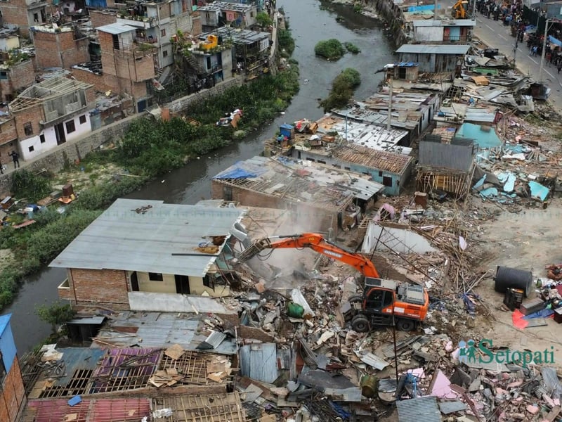 सिनामंगलमा यसरी भत्काइँदैछ घर-टहरा (ड्रोन तस्बिरहरू)