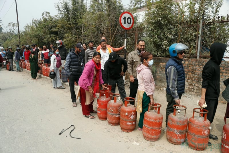 खाना पकाउने ग्यास लिन बालाजुमा लाइन (तस्बिरहरू)