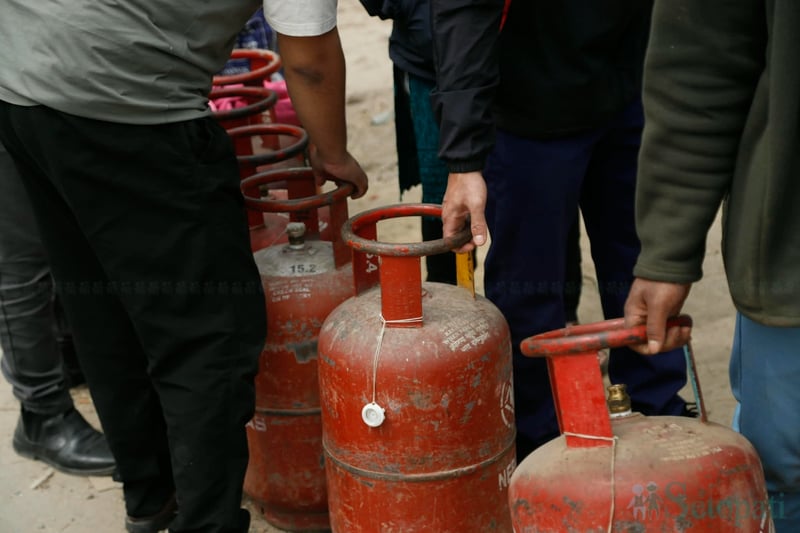 बजारमा ग्यास अभाव, आयात भने नियमित