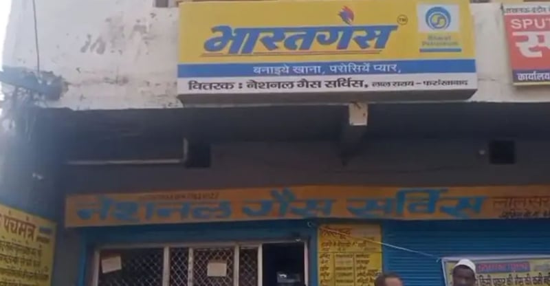 खाना पकाउने ग्यास लिन लाइन लागेका वृद्ध उभिँदा उभिँदै ढलेर बिते