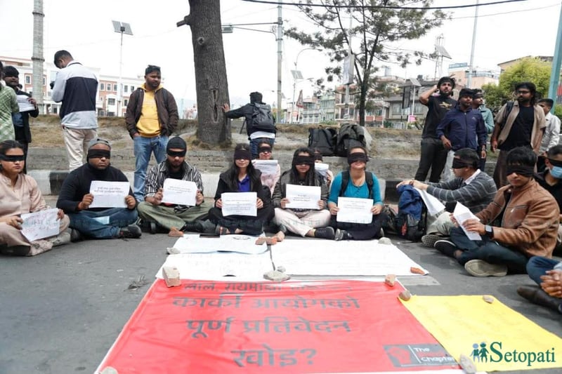 प्रतिवेदन सार्वजनिक गर्न माग गर्दै आँखामा कालोपट्टि बाँधेर माइतीघरमा धर्ना (तस्बिरहरू)