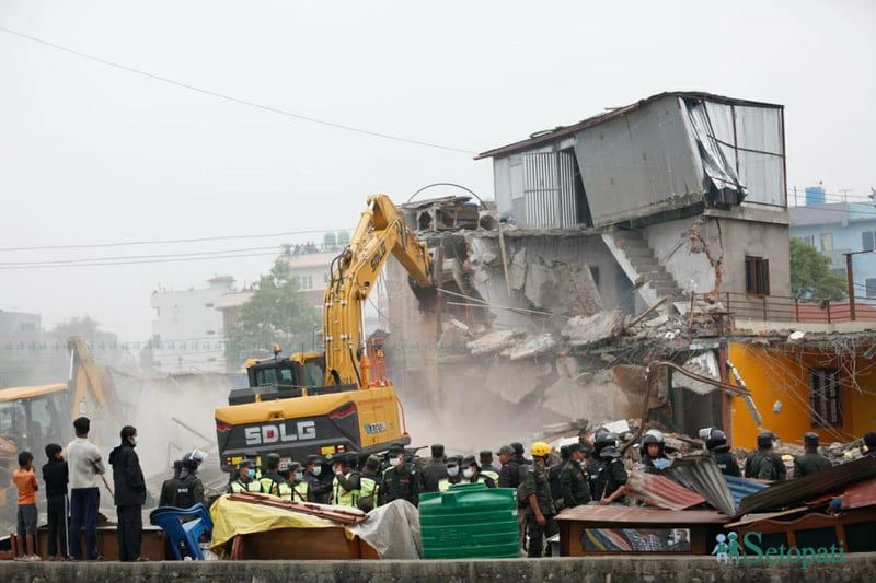 मनोहरा सुकुम्बासी बस्तीका घर-टहरा थालियो भत्काउन (तस्बिरहरू)
