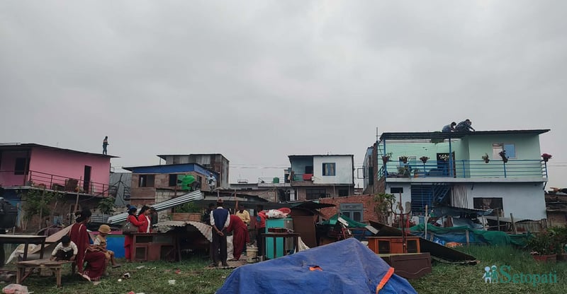 मनोहरा सुकुम्बासी बस्तीका मानिसहरूले निकाल्न थाले सामान