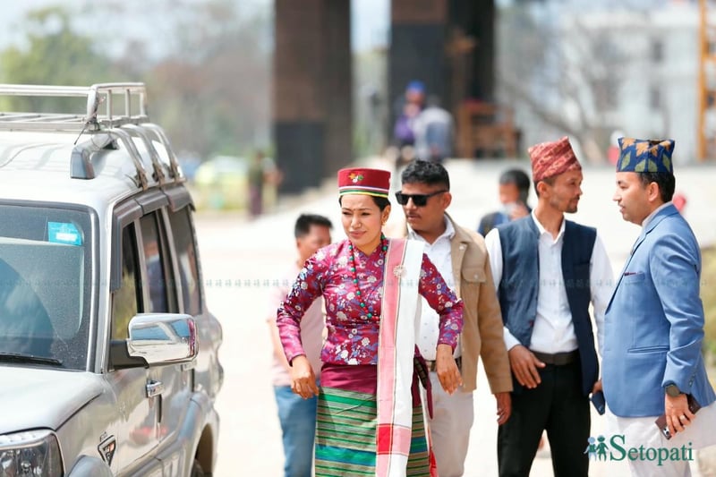 शपथका लागि सिंहदरबार पुगे सांसदहरू (तस्बिरहरू)