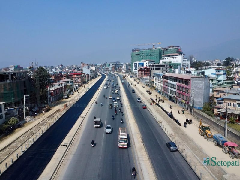 एक भाग कालोपत्रे हुँदा यस्तो देखियो महाराजगन्ज-चप्पल कारखाना सडक, हेर्नुस् ड्रोनभ्यूमा
