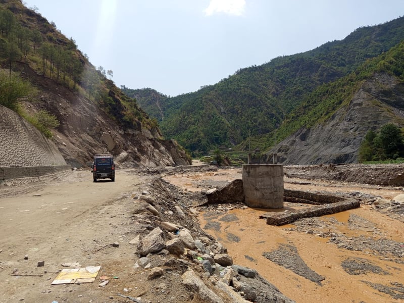 बीपी राजमार्गमा आवागमन बन्द, सवारी साधन होल्ड