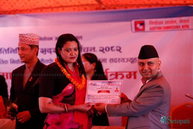 समानुपातिकबाट निर्वाचित सांसदहरूले पाए प्रमाण पत्र (तस्बिरहरू)