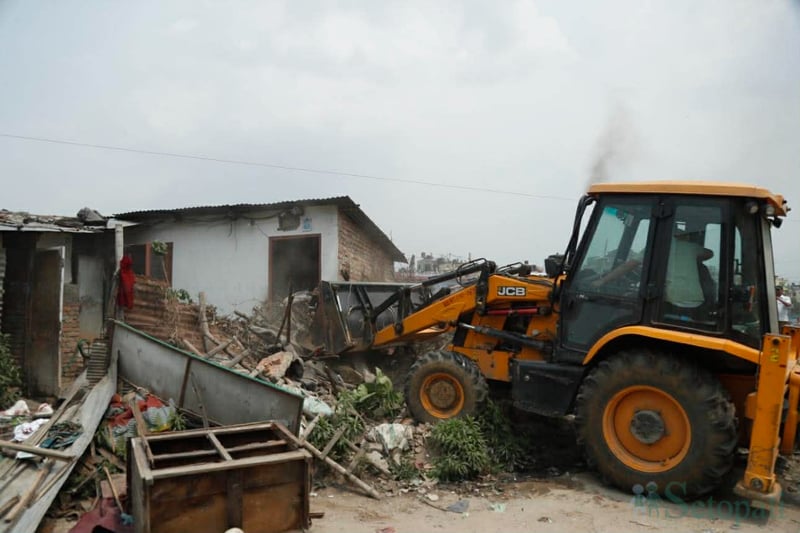 डोजर चल्न थालेपछि सिनामंगलमा कोलाहल (तस्बिरहरू)