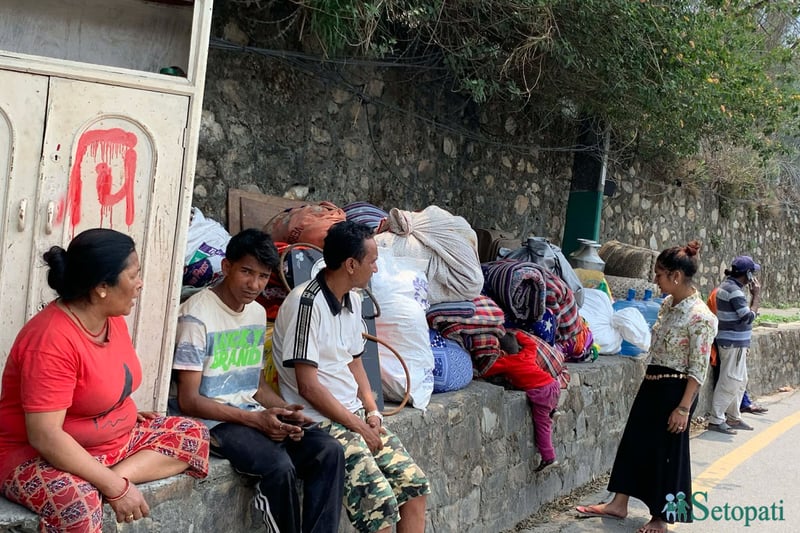 डोजरको डरमा सिनामंगल रातभर जाग्राम, बिहान सडकमै सामान