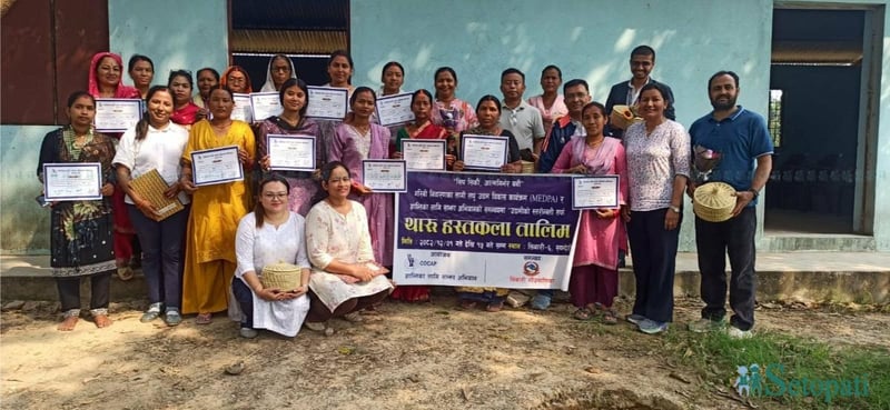 हस्तकलाका सामग्री बनाउने तालिमले फेरिएको थारू महिलाहरूका दैनिकी