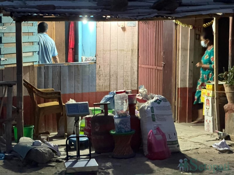 थापाथलीको दृश्य– कोठा पाउनेहरू रातारात सर्दै छन्, नपाउनेहरू सामान पोको पारेर रूँग्दै छन्