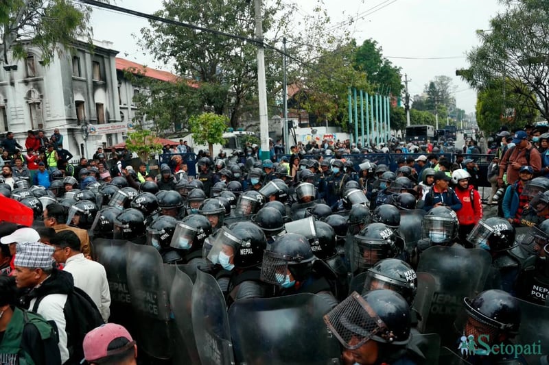 ओली पक्राउको विरोधमा आज पनि काठमाडौंमा एमालेको प्रदर्शन (तस्बिरहरू)