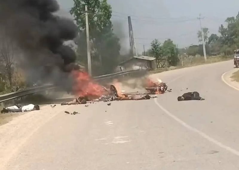 मोटरसाइकल ठोक्किएर आगो लाग्दा तीन विद्यार्थीको जलेर मृत्यु