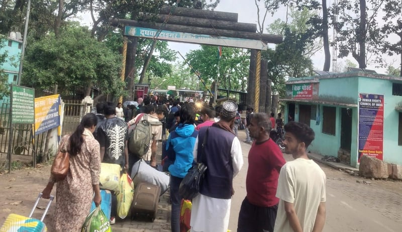 भारतमा ग्यासको संकटले बन्द हुन थाले होटल, सीमानाकामा स्वदेश फर्किनेको लर्को