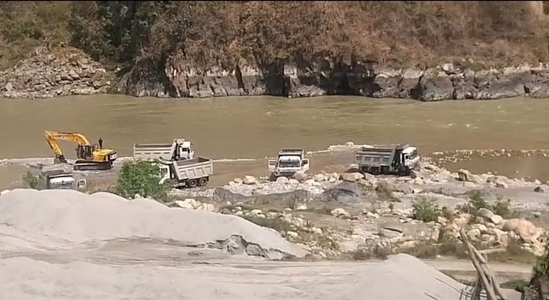 एक्सनमा उत्रिइन् आशिका, त्रिशूलीमा बालुवा–गिट्टी उत्खनन् तत्काल रोक्न निर्देशन