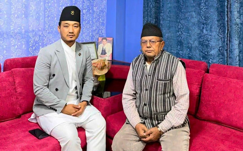 एमाले कार्यकर्ताबाट दुर्व्यवहारमा परेका वृद्धालाई भेट्न उनकै निवासमा पुगे गृहमन्त्री गुरुङ