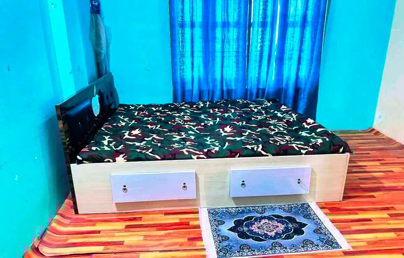 झापामा बालेनको सचिवालय : बेड तयार भयो, भवनमा रङरोगन गरिँदै (तस्वीरसहित)